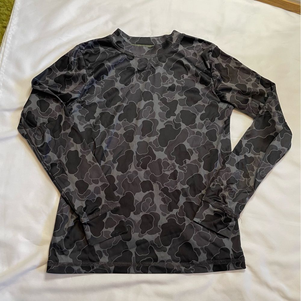 Boys Chill Chasers Essentials size large black/gray camo light weight shirt